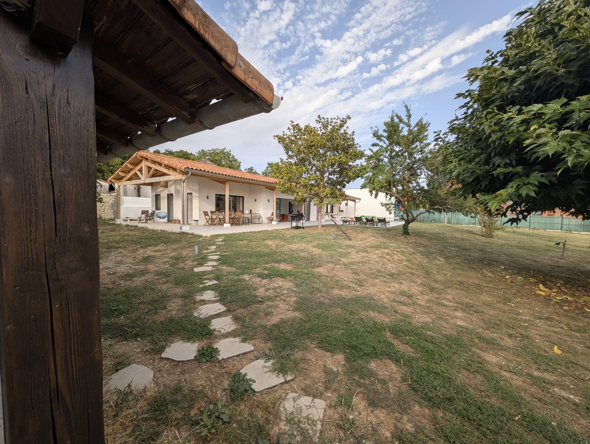 L'annexe bioclimatique et sa terrasse couverte, vue du jardin