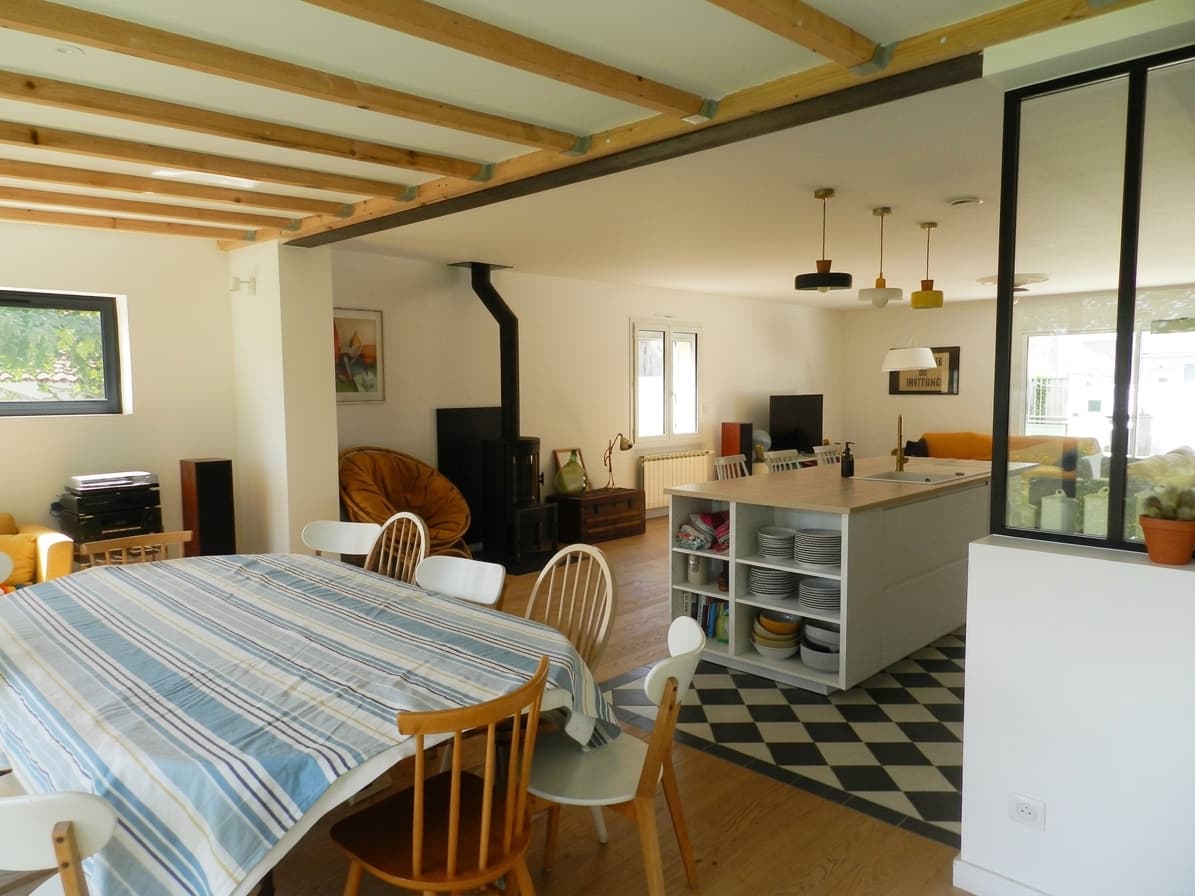 Salon, cuisine et véranda de la maison principale