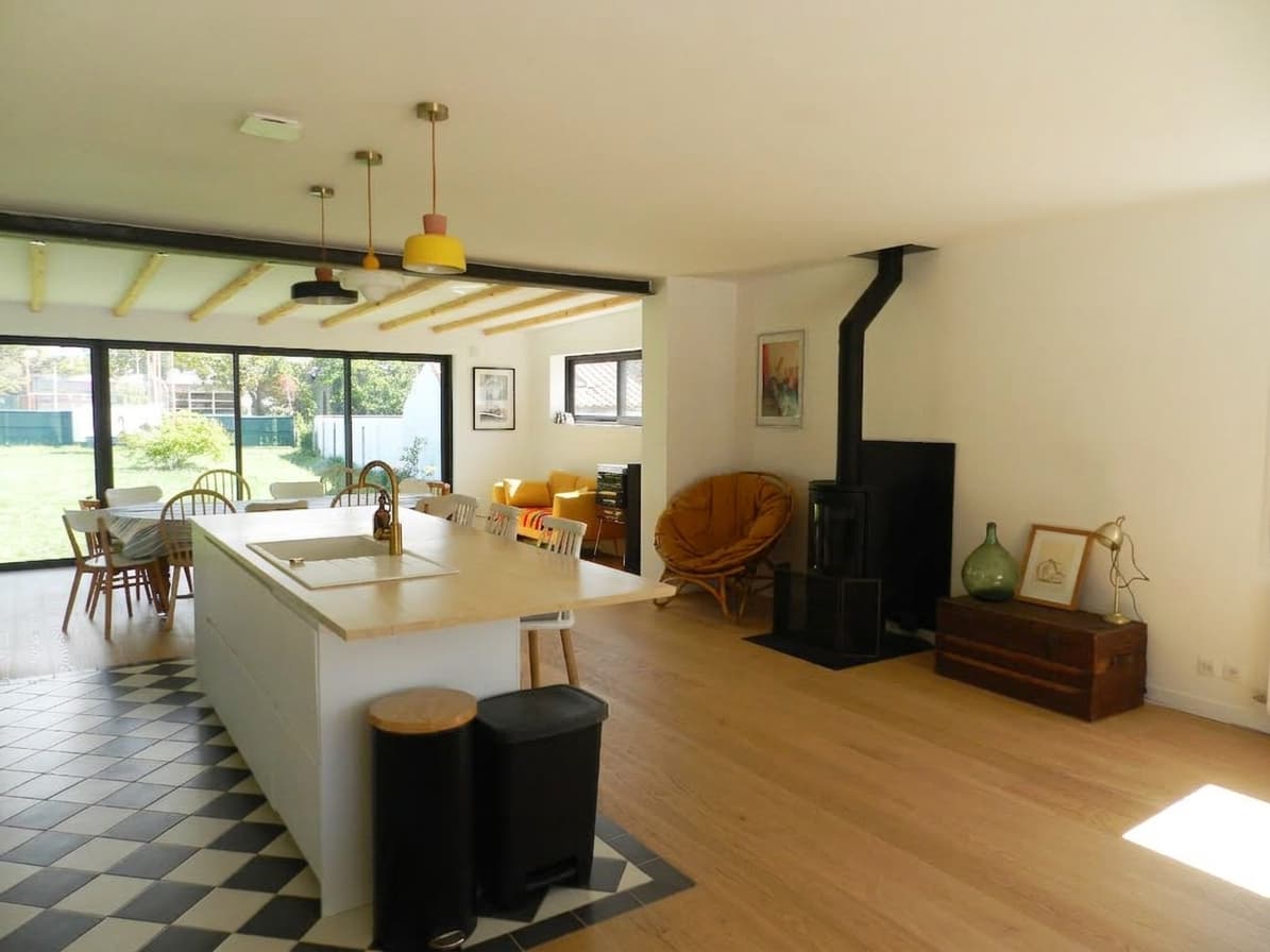 Salon, cuisine et salle à manger de la maison principale, ouverts sur le jardin